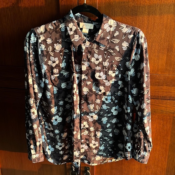 🔥LAST CHANCE 2/$15🔥 LOFT Grey and blue flowered blouse - Picture 2 of 6